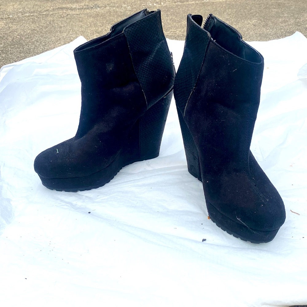Black heeled boots